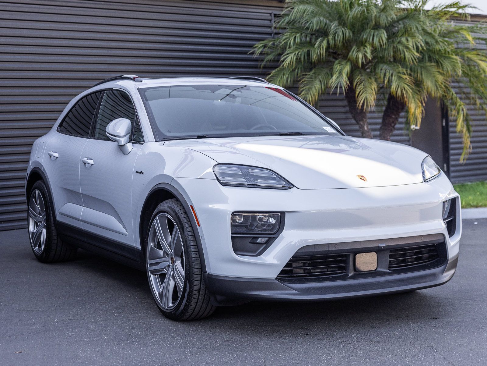 Certified 2025 Porsche Macan 4 Electric AWD/4WD image 6