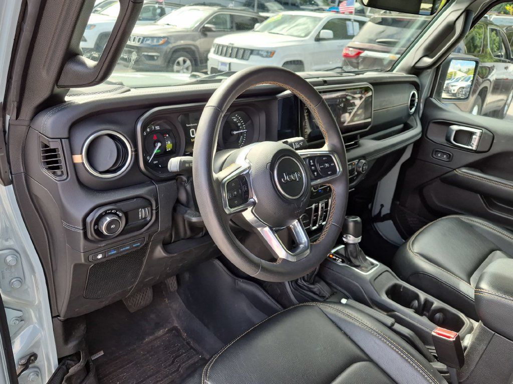 Used 2024 Jeep Wrangler Unlimited Sahara w/ Technology Group AWD/4WD image 12