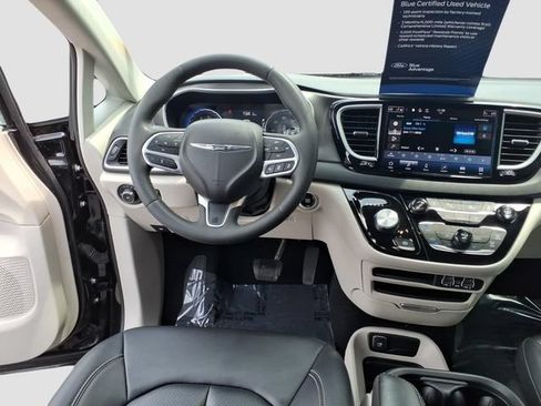 Used 2024 Chrysler Pacifica Touring-L FWD image 12