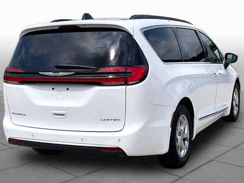 Used 2023 Chrysler Pacifica Limited FWD image 13