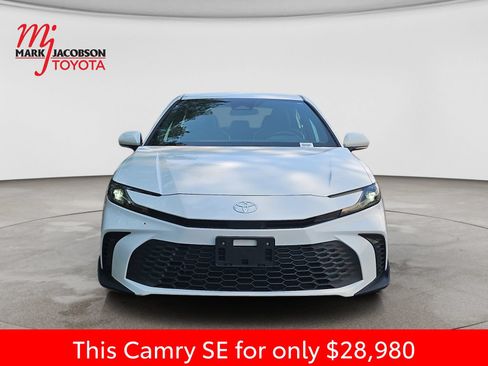 Used 2025 Toyota Camry SE FWD image 3