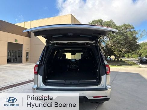 Used 2019 Lincoln Navigator Select RWD image 4