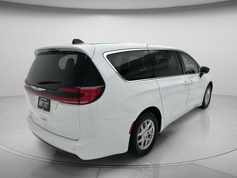 Used 2024 Chrysler Pacifica Touring-L FWD image 4