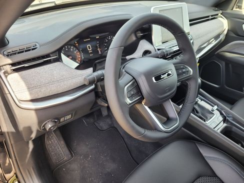 Used 2025 Jeep Compass Latitude image 9