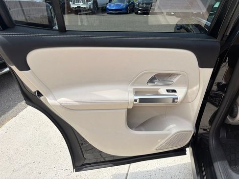 Used 2022 Mercedes-Benz GLB 250 4MATIC w/ Premium Package Lite image 43