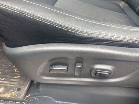 Used 2017 Nissan Titan SV image 15