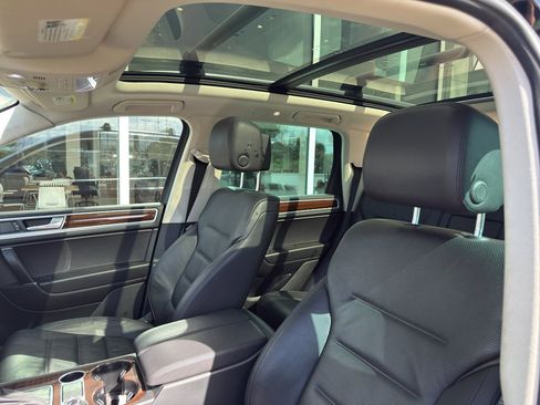 Used 2016 Volkswagen Touareg TDI image 9