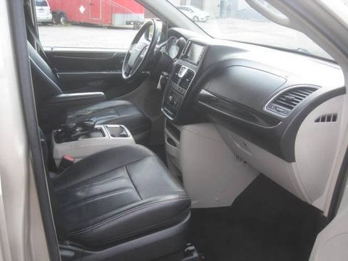 Used 2014 Chrysler Town & Country Touring FWD image 21