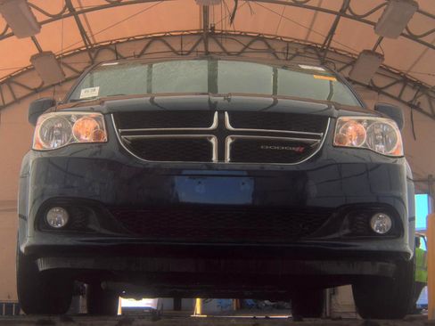 Used 2017 Dodge Grand Caravan SXT FWD image 3