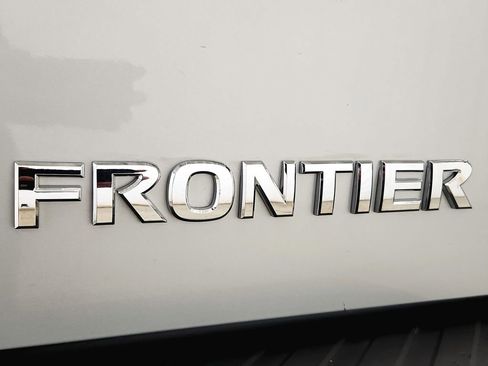 Used 2018 Nissan Frontier SV AWD/4WD image 30