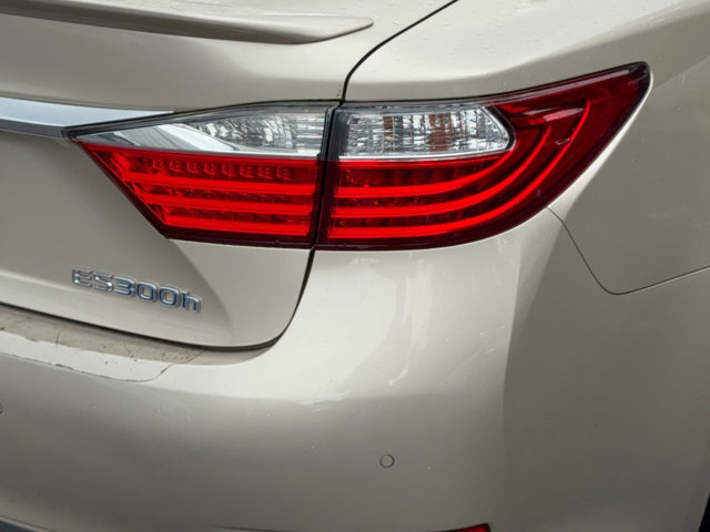 Used 2015 Lexus ES 300h w/ Navigation System Package FWD image 10