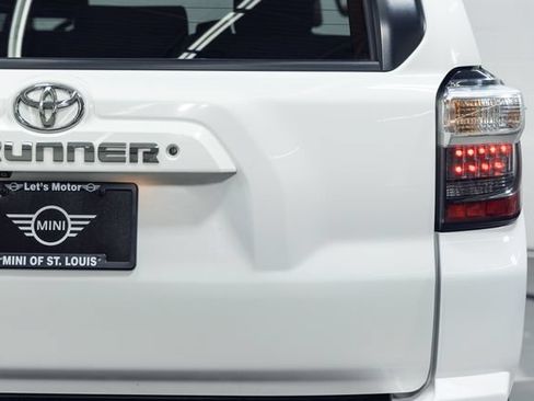 Used 2018 Toyota 4Runner SR5 AWD/4WD image 8