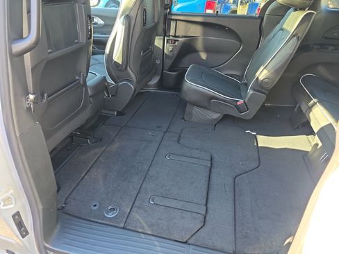New 2026 Chrysler Pacifica Limited w/ Uconnect Theater Family Group image 16