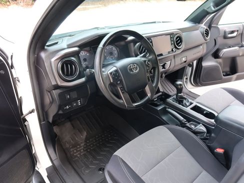 Used 2020 Toyota Tacoma TRD Sport w/ Technology Package AWD/4WD image 18