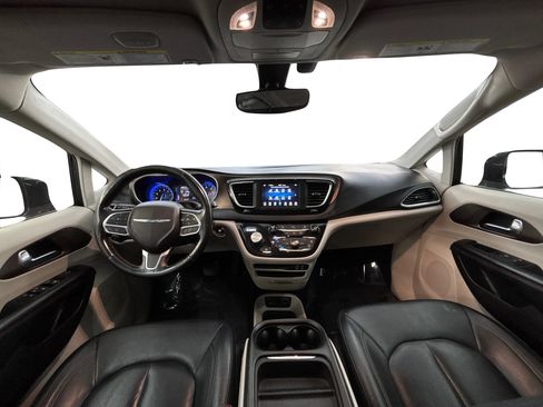 Used 2019 Chrysler Pacifica Touring-L FWD image 17