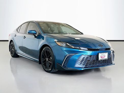 Used 2025 Toyota Camry SE w/ Convenience Package FWD image 3