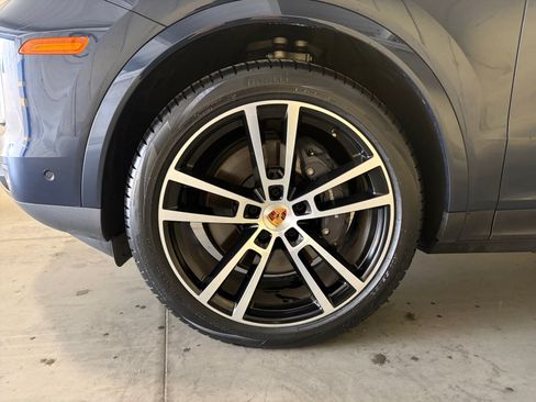 Certified 2025 Porsche Cayenne AWD/4WD image 18