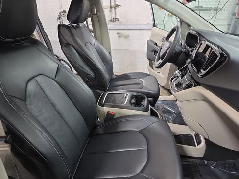 Used 2023 Chrysler Pacifica Touring-L FWD image 11