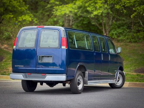 Used 2001 Chevrolet Express 3500 Extended Passenger w/ Preferred Equipment Group RWD image 9
