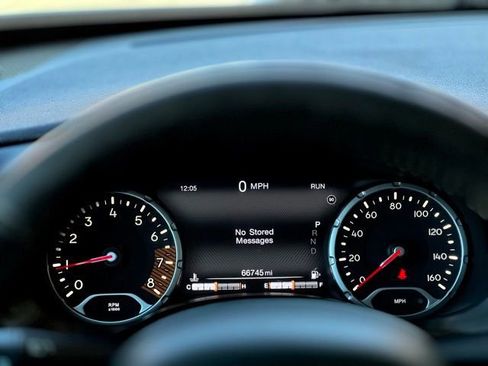 Used 2019 Jeep Renegade Latitude w/ UConnect 8.4 Nav Group image 38