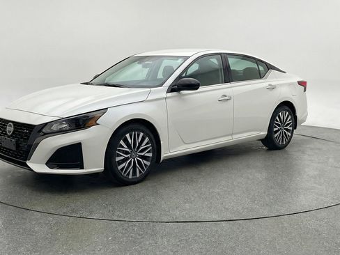 Used 2025 Nissan Altima 2.5 SV FWD image 3