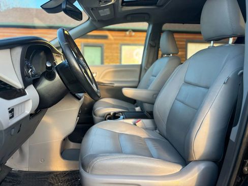 Used 2018 Toyota Sienna XLE image 11