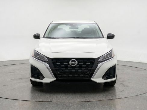 Used 2025 Nissan Altima 2.5 SV FWD image 2