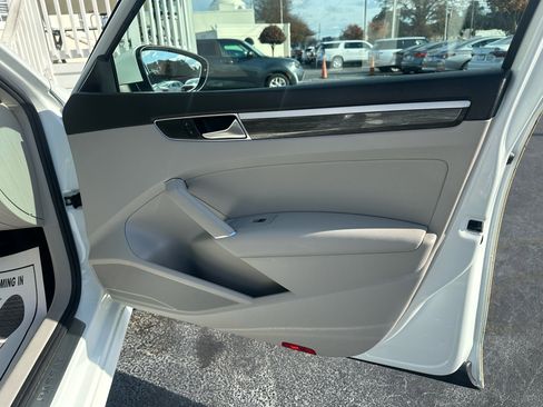 Used 2018 Volkswagen Passat 2.0T SE image 28