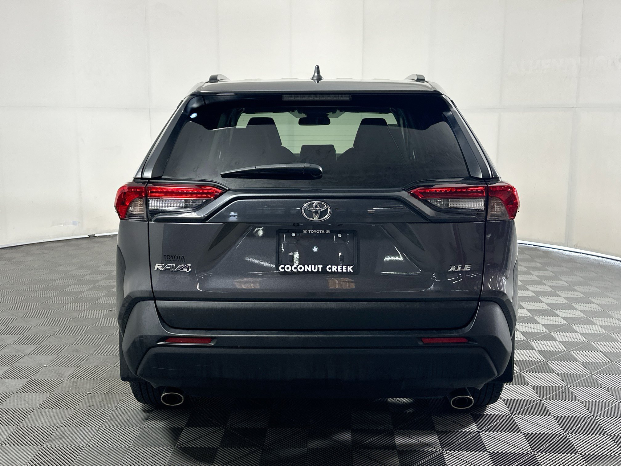 Used 2024 Toyota RAV4 XLE w/ Convenience Package FWD image 4