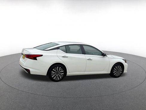 Used 2025 Nissan Altima 2.5 SV FWD image 15