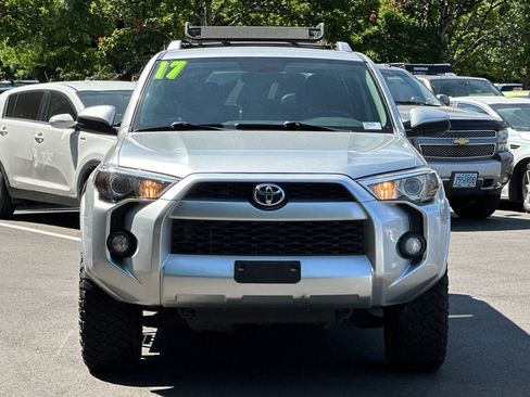 Used 2017 Toyota 4Runner SR5 AWD/4WD image 9