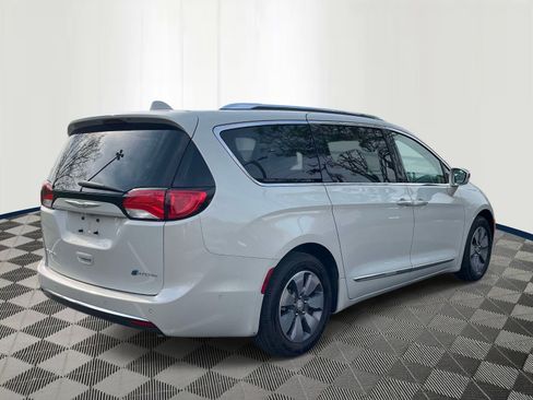 Used 2017 Chrysler Pacifica Platinum image 5