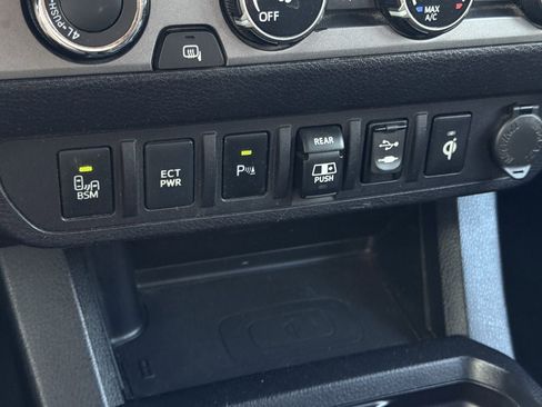 Used 2018 Toyota Tacoma TRD Off-Road w/ Technology Package AWD/4WD image 21