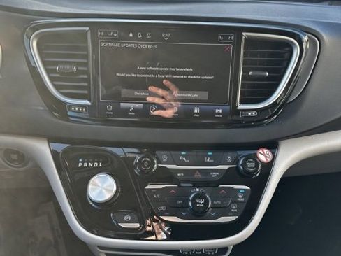 Used 2023 Chrysler Pacifica Touring-L image 26