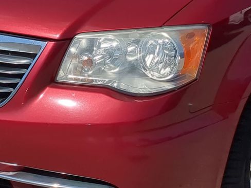 Used 2014 Chrysler Town & Country Touring image 11