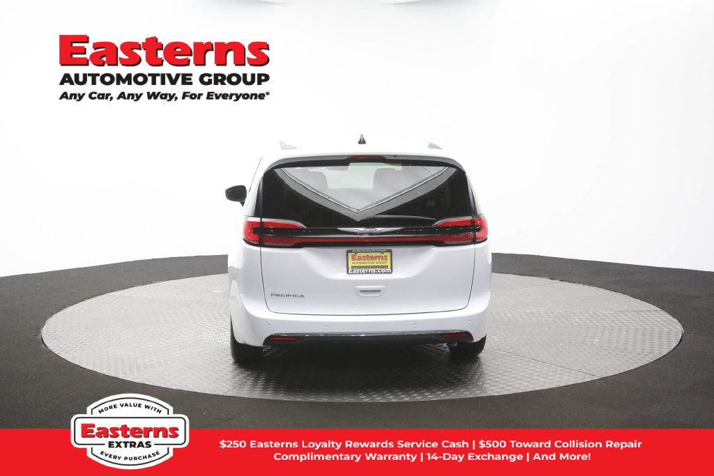 Used 2023 Chrysler Pacifica Touring-L FWD image 35
