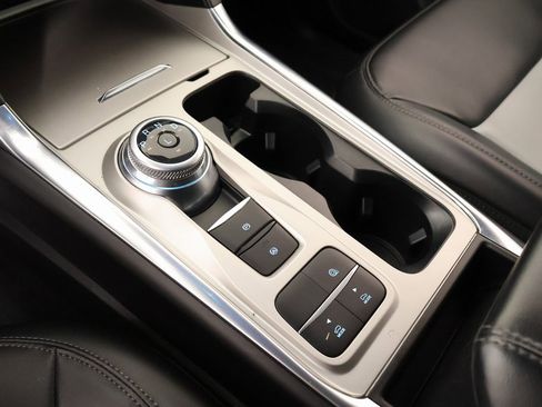 Used 2022 Ford Explorer XLT w/ Equipment Group 202A image 9