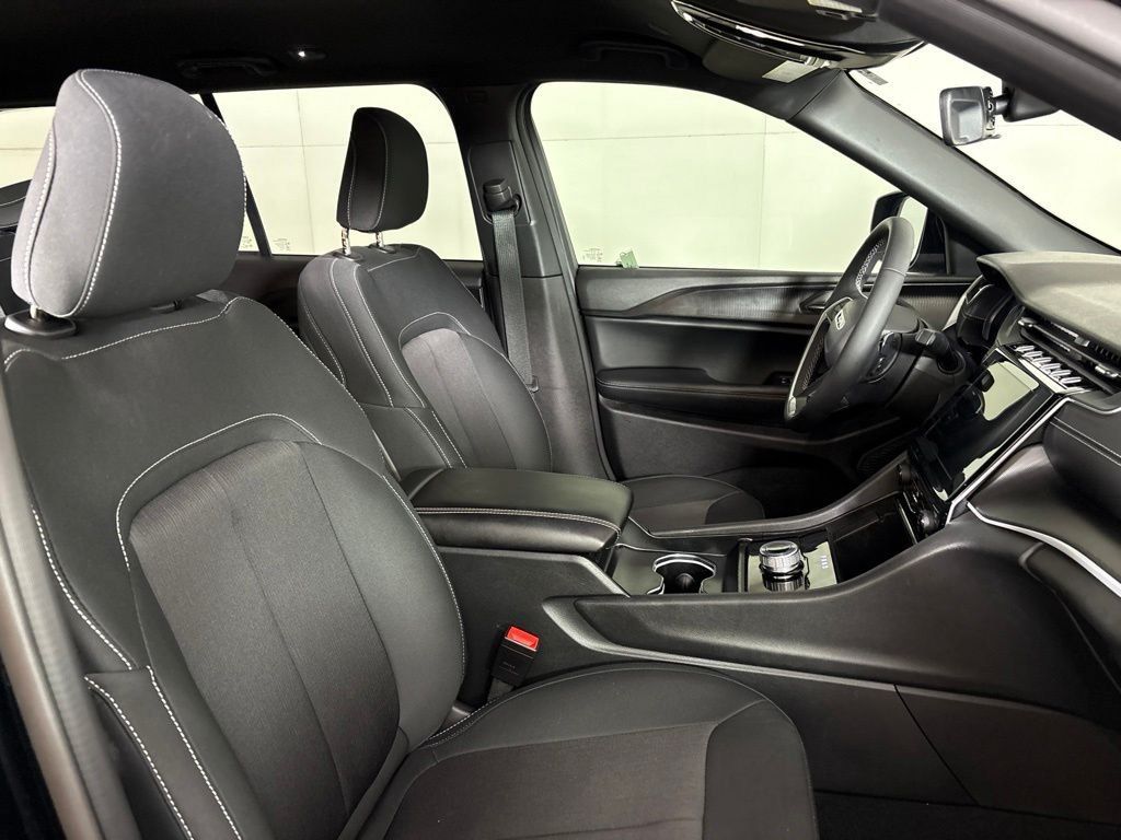 Used 2025 Jeep Grand Cherokee Laredo w/ MOPAR Finishing Package RWD image 18