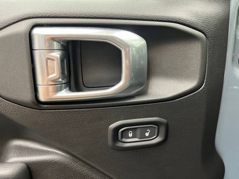Used 2025 Jeep Wrangler Sport AWD/4WD image 30