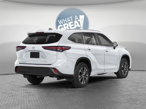 New 2026 Toyota Highlander Platinum image 4