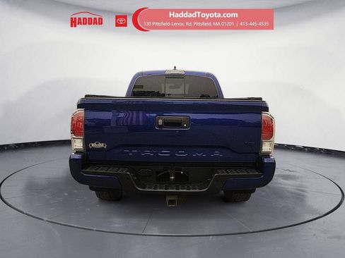 Used 2022 Toyota Tacoma TRD Sport w/ TRD Premium Sport Package AWD/4WD image 4