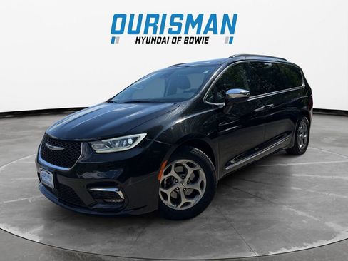 Used 2023 Chrysler Pacifica Limited FWD image 2