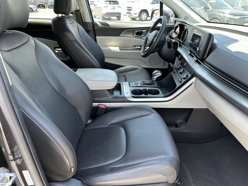 Used 2024 Kia Carnival LX FWD image 14
