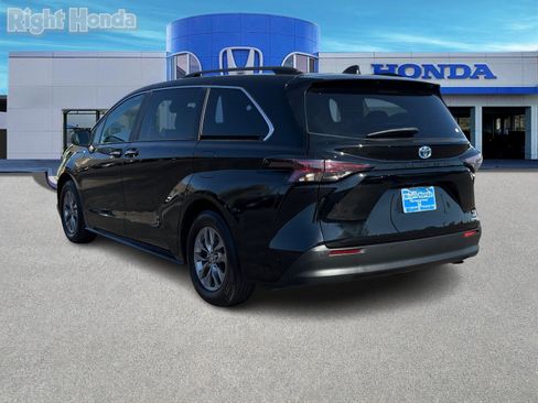 Used 2024 Toyota Sienna XLE image 4