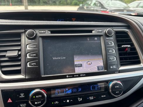 Used 2019 Toyota Highlander XLE AWD/4WD image 16