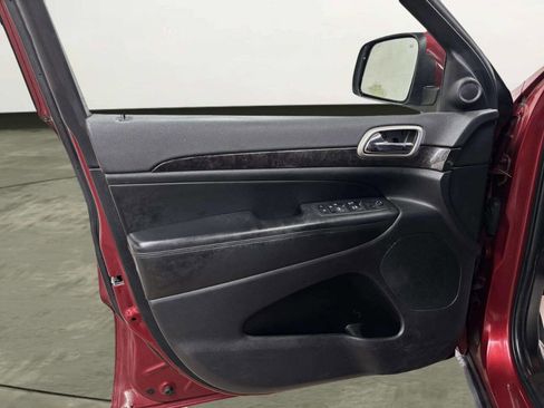 Used 2012 Jeep Grand Cherokee Laredo w/ Laredo E Group image 12