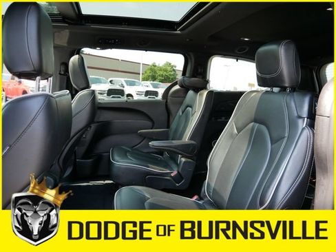 Used 2025 Chrysler Pacifica Limited FWD image 17