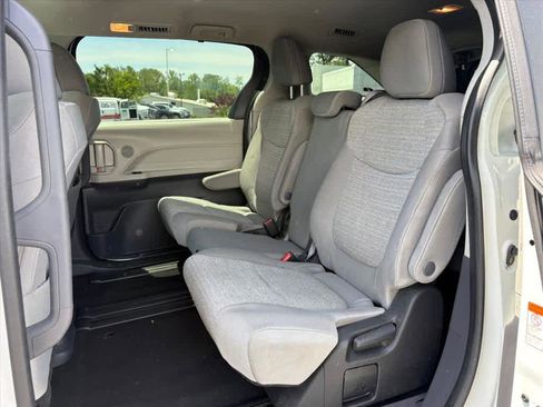 Used 2022 Toyota Sienna LE FWD image 9