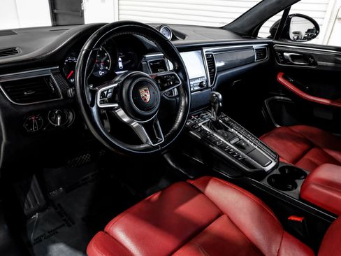 Used 2017 Porsche Macan Turbo image 19