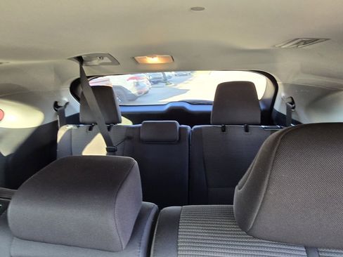 Used 2023 Toyota Highlander L image 16